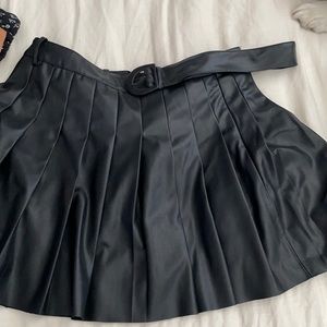 Leather high waist pleated mini skirt with belt